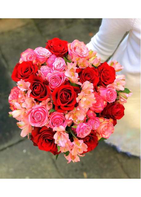 Raudonų ir rožinių spalvų gėlių puokštė